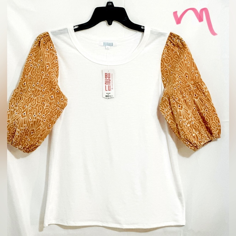 LADIES WHITE TOP WITH DARK CHESTNUT COLORED SLEEVES